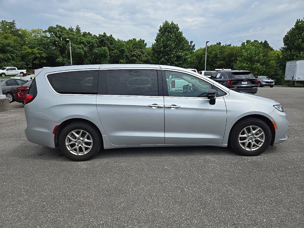 Used 2024 Chrysler Pacifica Touring-L FWD image 8