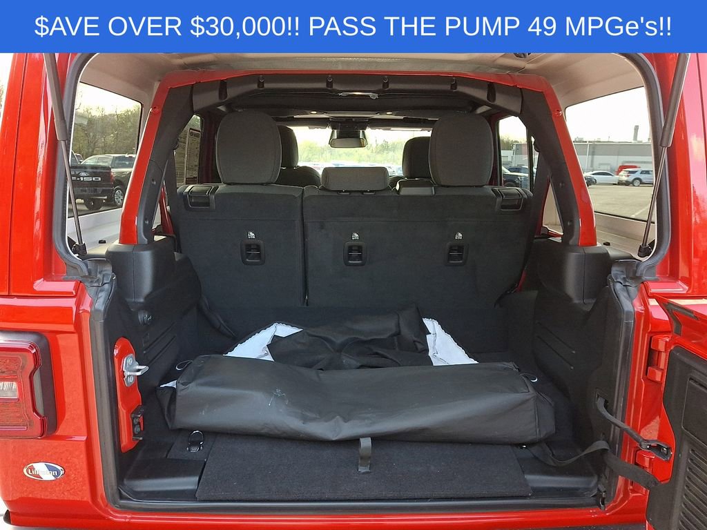 Used 2025 Jeep Wrangler Unlimited Sahara AWD/4WD image 29