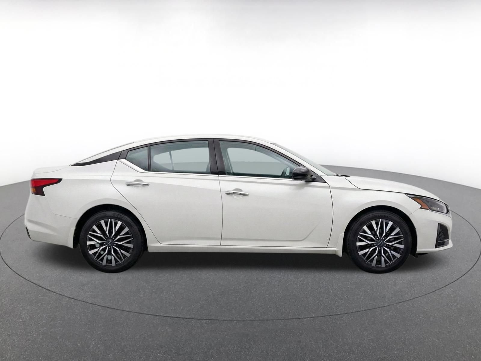 Used 2025 Nissan Altima 2.5 SV FWD image 9