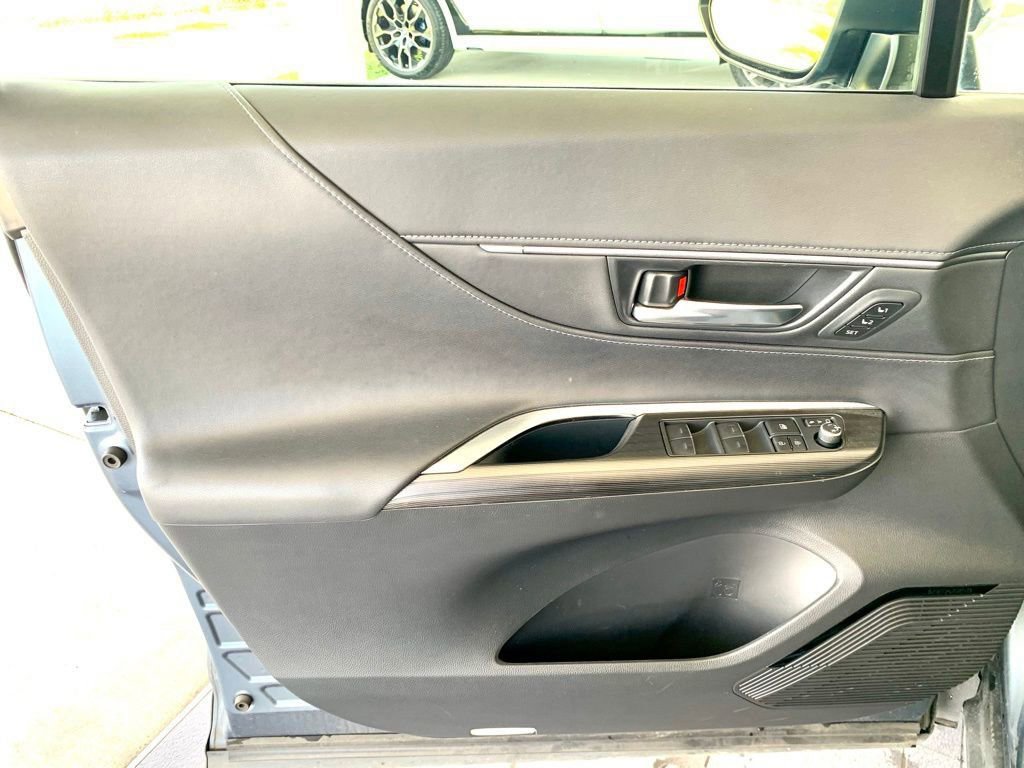 Used 2022 Toyota Venza XLE AWD/4WD image 10
