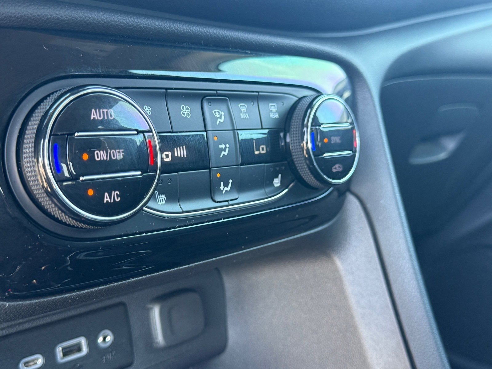Used 2023 Buick Encore GX Select w/ Safety Package II image 19