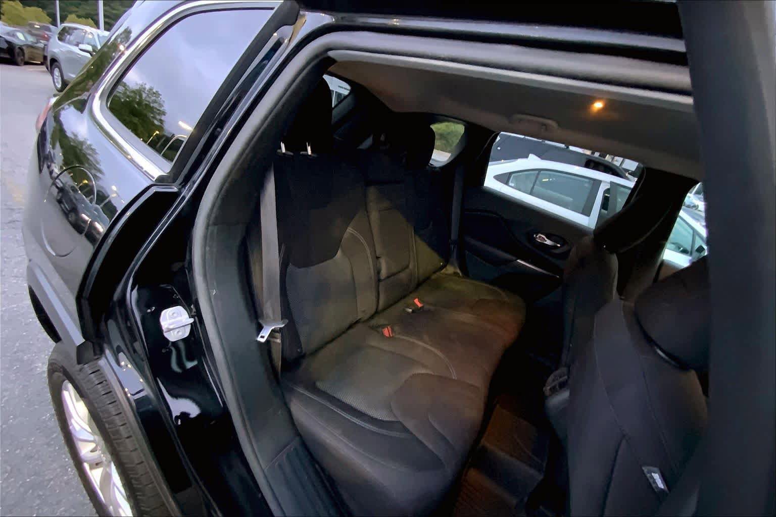 Used 2019 Jeep Cherokee Latitude w/ Popular Appearance Group FWD image 19