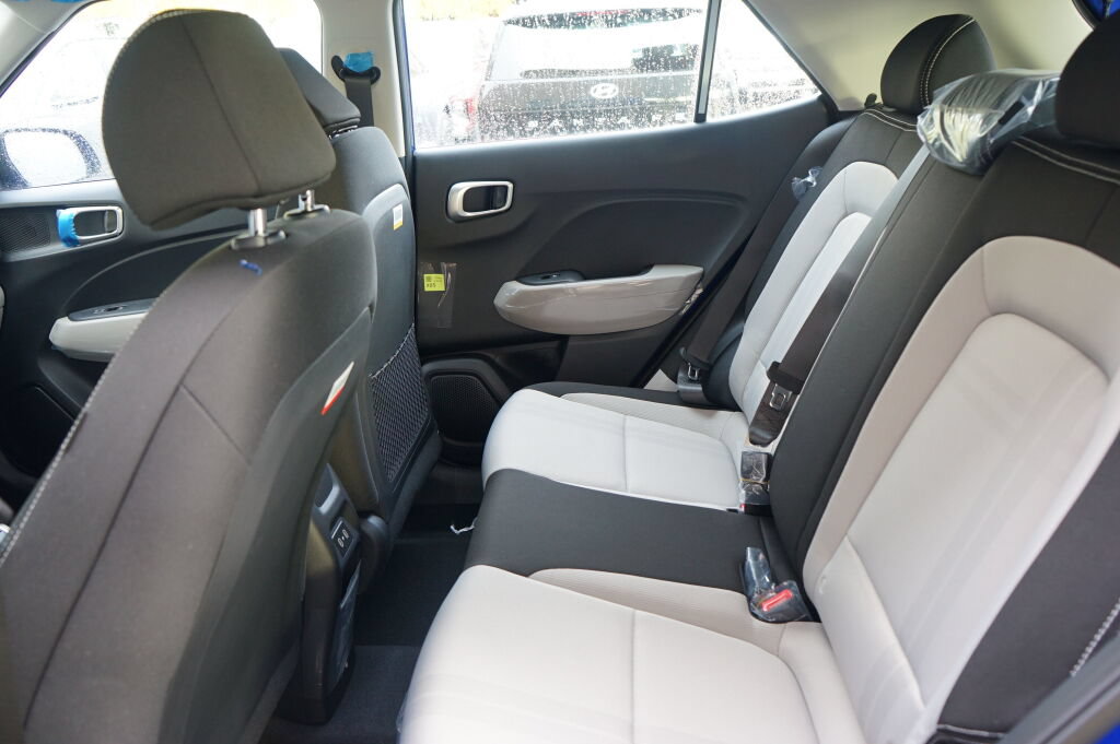 Used 2025 Hyundai Venue SEL FWD image 12