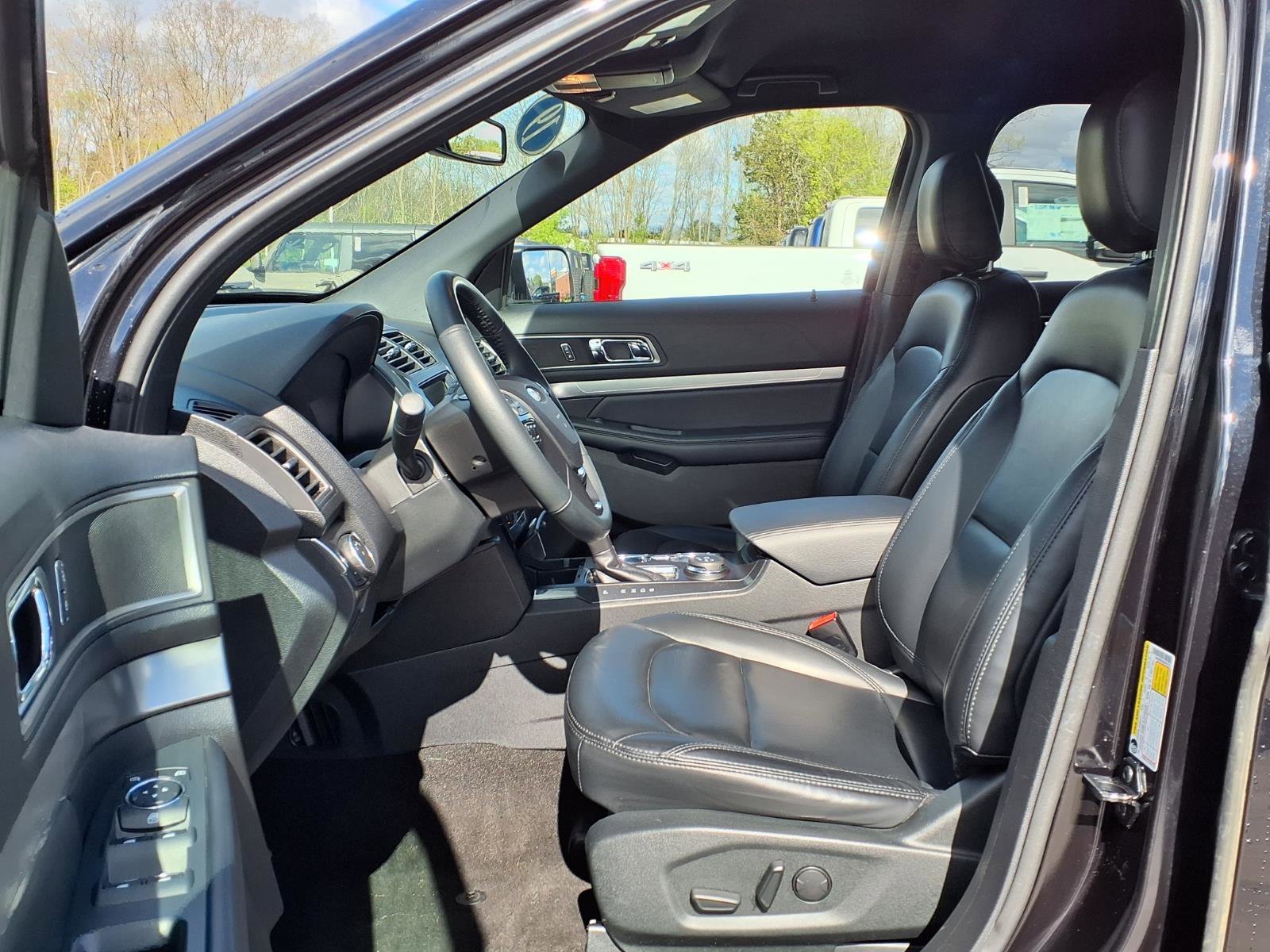 Used 2019 Ford Explorer XLT w/ Equipment Group 202A AWD/4WD image 14