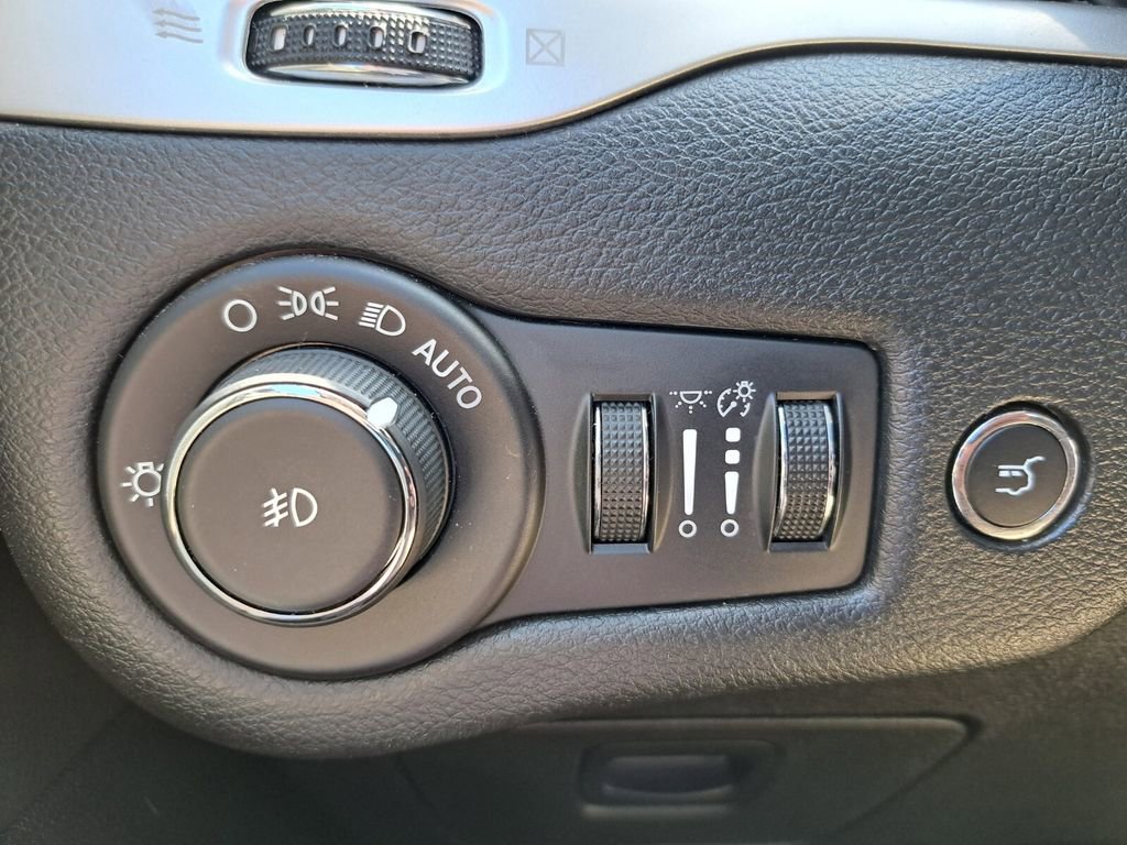 Used 2015 Jeep Cherokee Limited w/ Luxury Group image 15