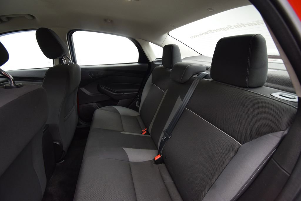 Used 2012 Ford Focus SE w/ SE Winter Pkg image 18