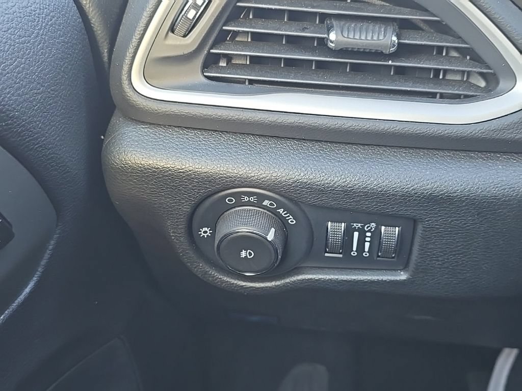 Used 2025 Chrysler Pacifica Select FWD image 16