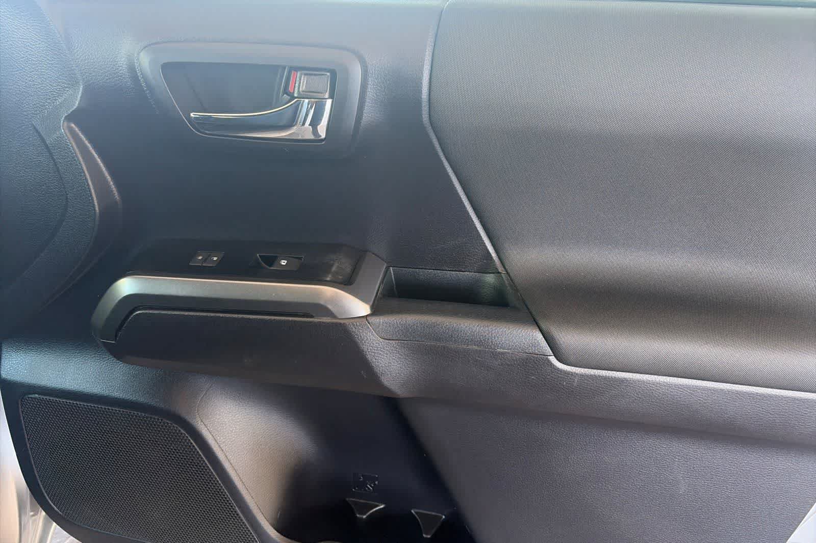 Used 2020 Toyota Tacoma TRD Sport AWD/4WD image 17