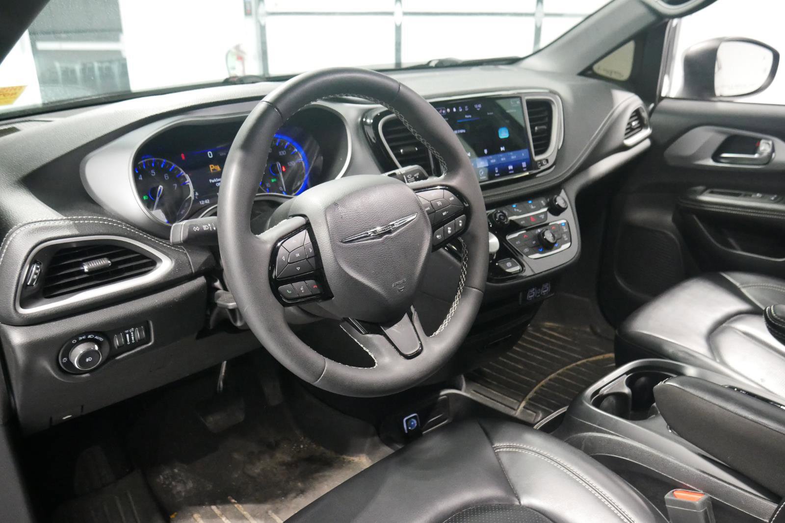 Used 2023 Chrysler Pacifica Touring-L w/ S Appearance Package image 9