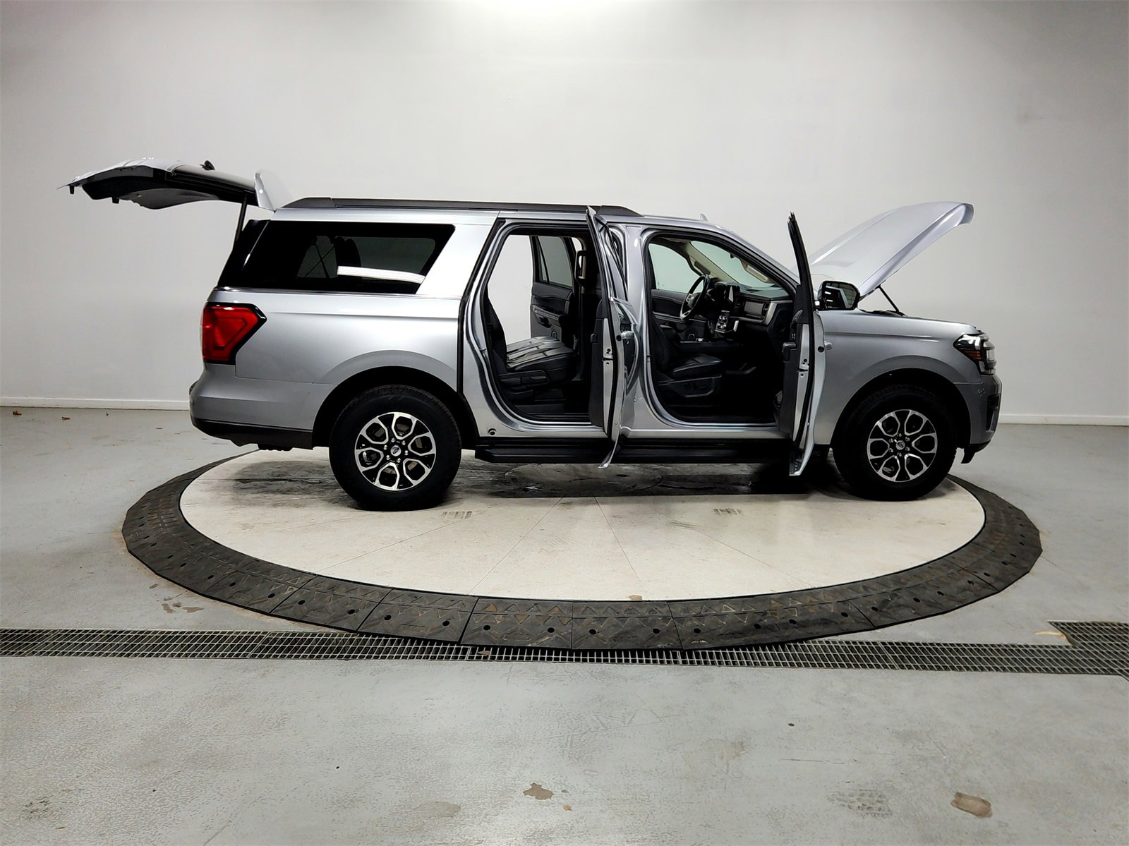 Used 2024 Ford Expedition Max XLT image 16