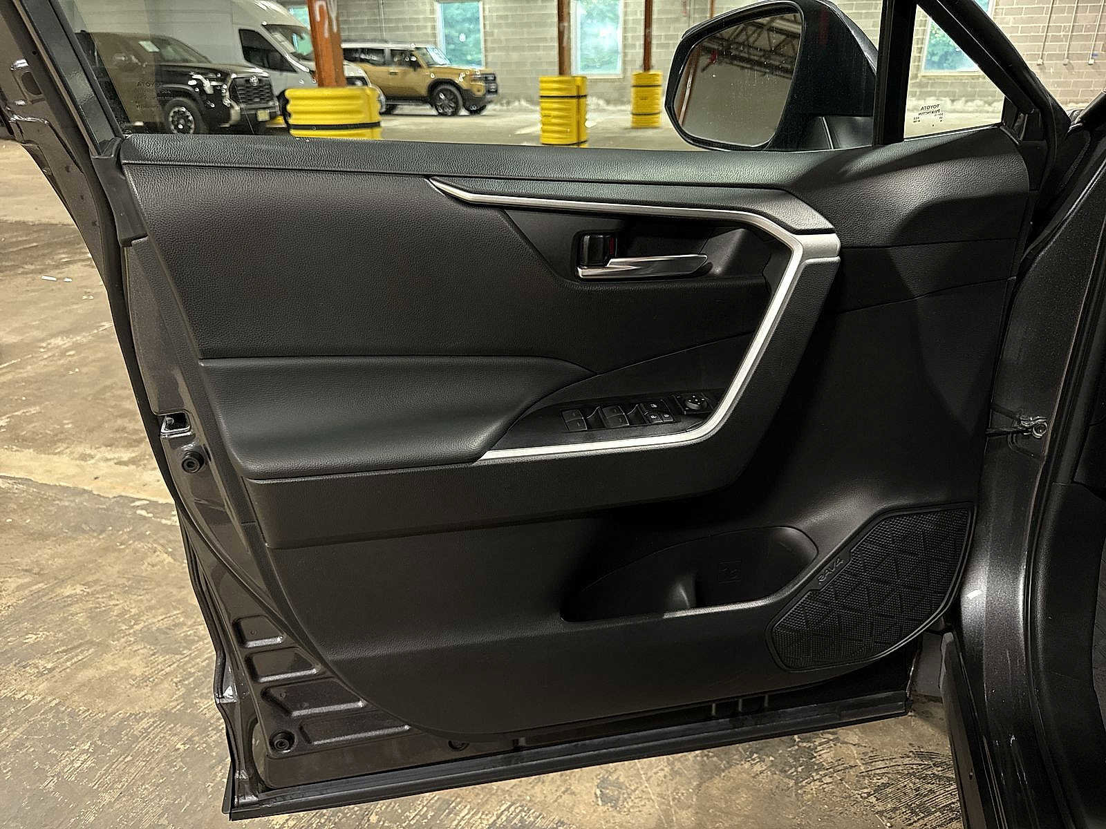 Used 2022 Toyota RAV4 XLE w/ Carpet Mat Package (TMS) AWD/4WD image 29