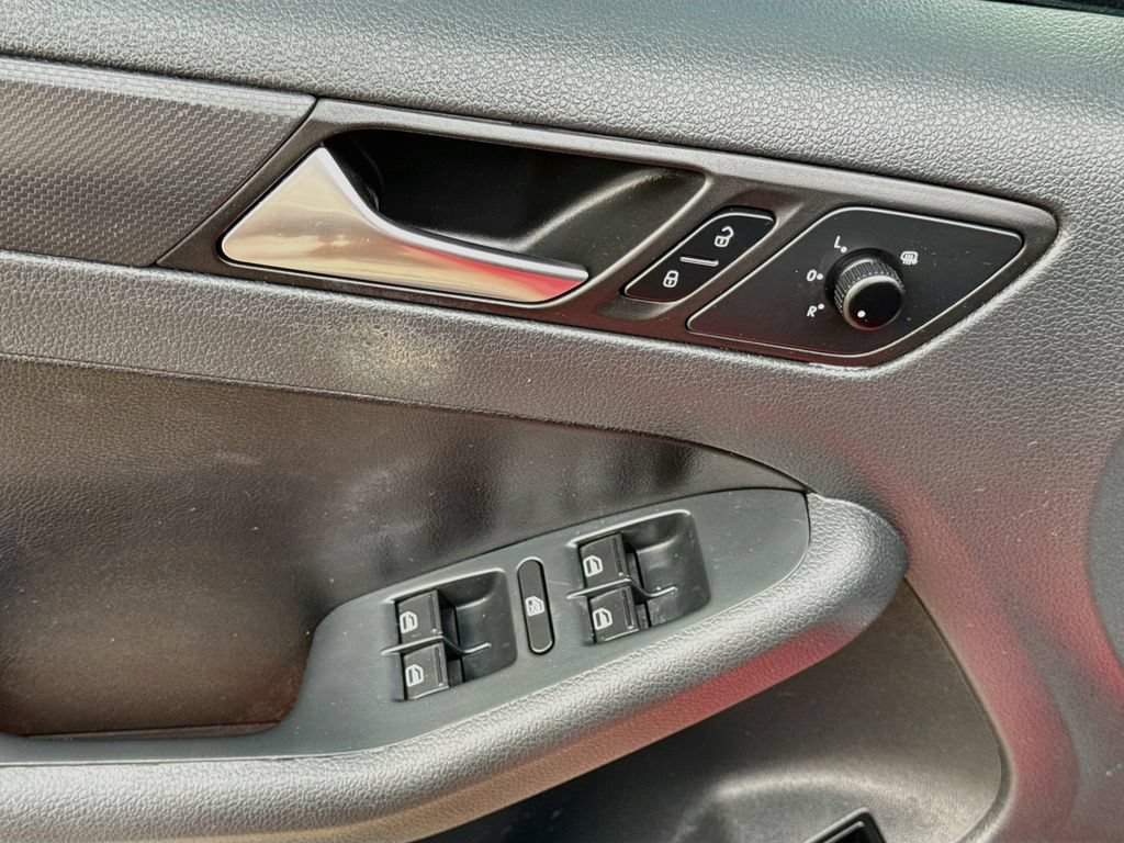 Used 2012 Volkswagen Jetta SE FWD image 19
