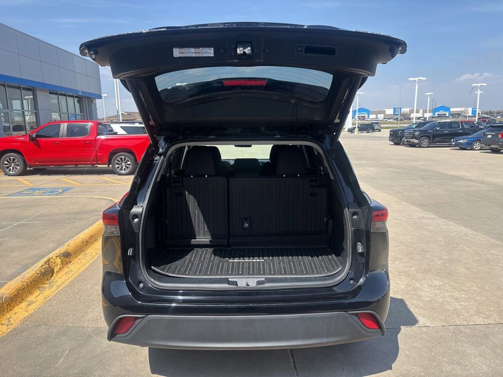 Used 2022 Toyota Highlander LE image 9