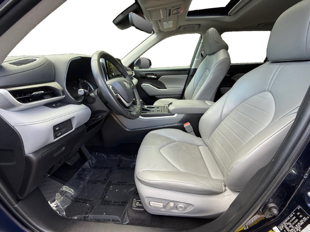 Used 2022 Toyota Highlander XLE AWD/4WD image 9
