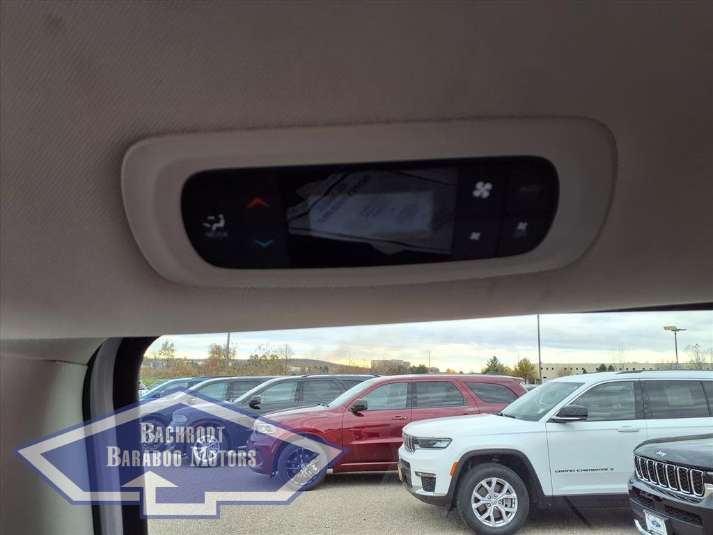 Used 2024 Chrysler Pacifica Select image 19