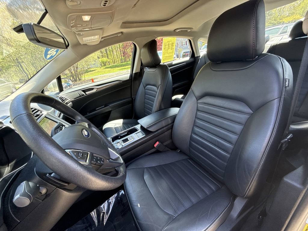 Used 2017 Ford Fusion SE w/ Fusion SE Technology Package FWD image 11