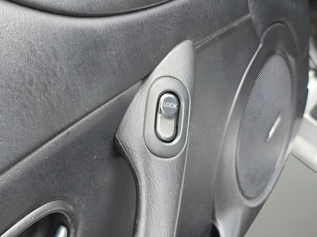 Used 2005 MAZDA MX-5 Miata LS image 16