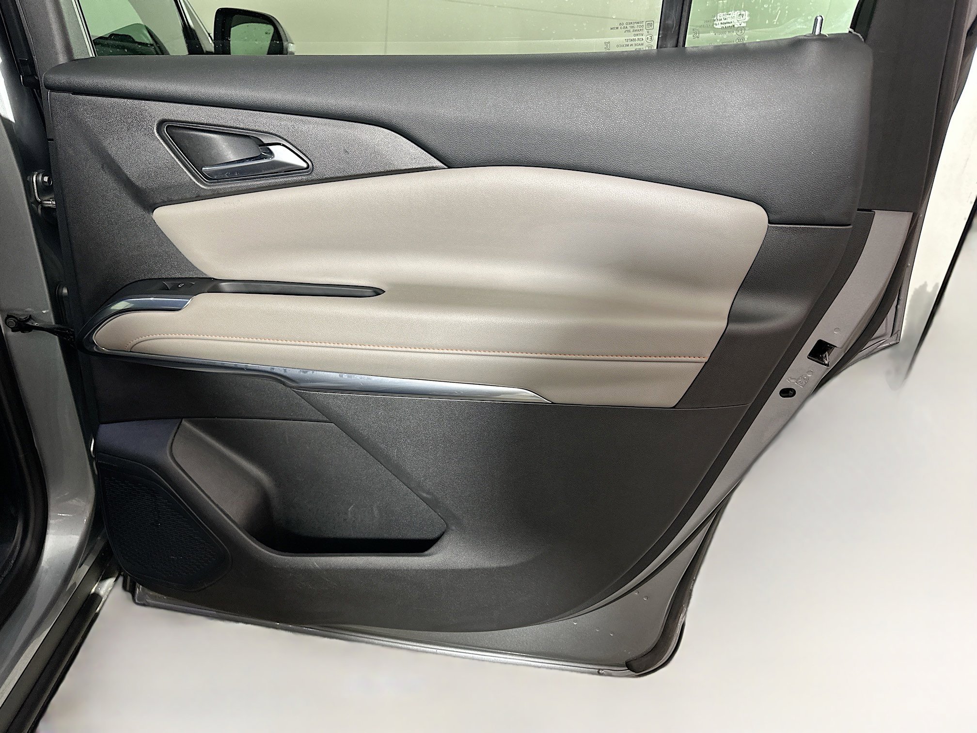 Used 2025 Chevrolet Traverse LT image 32