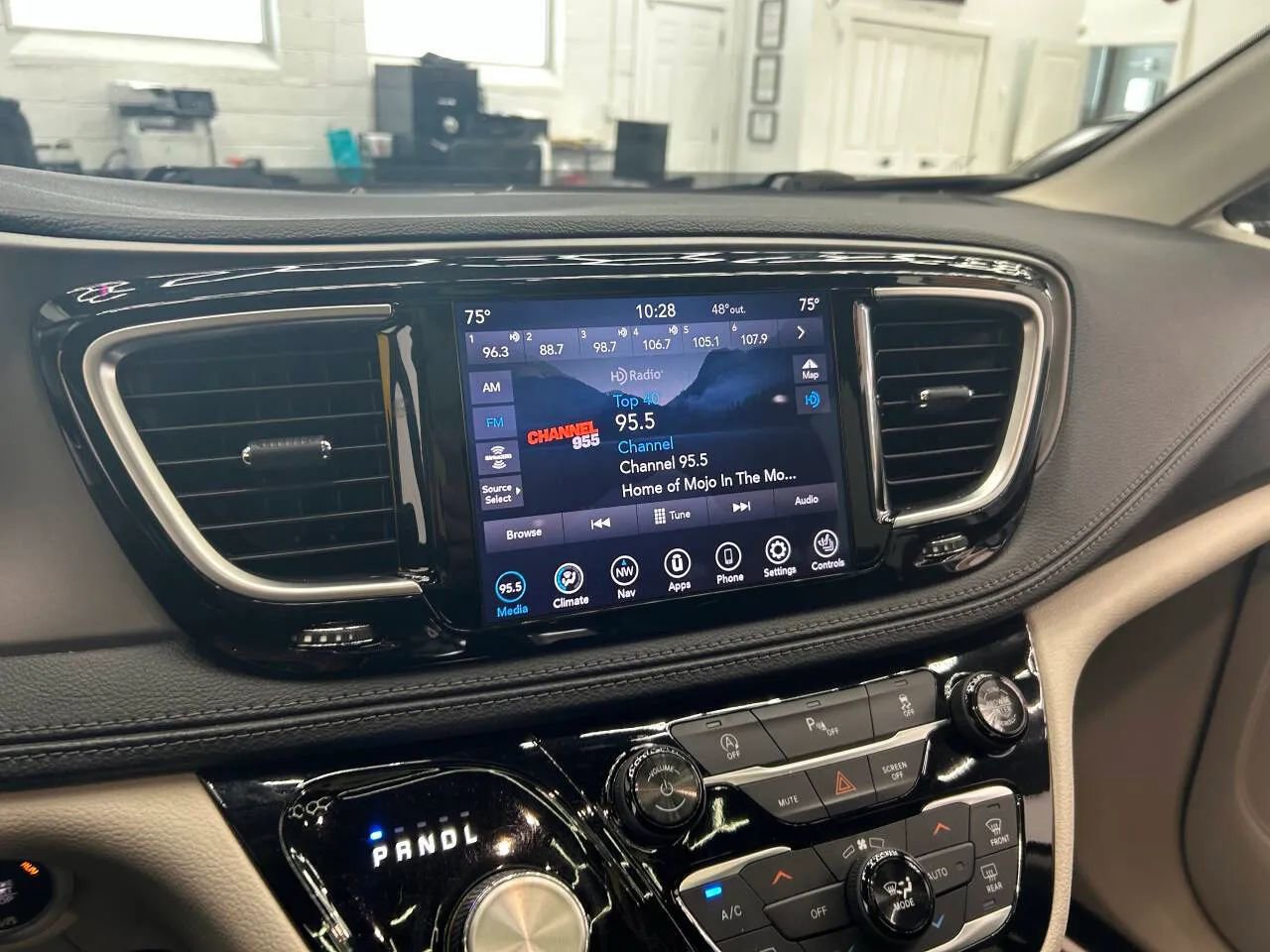 Used 2018 Chrysler Pacifica Limited w/ Tire & Wheel Group FWD image 10