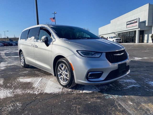 Certified 2023 Chrysler Pacifica Touring-L image 2