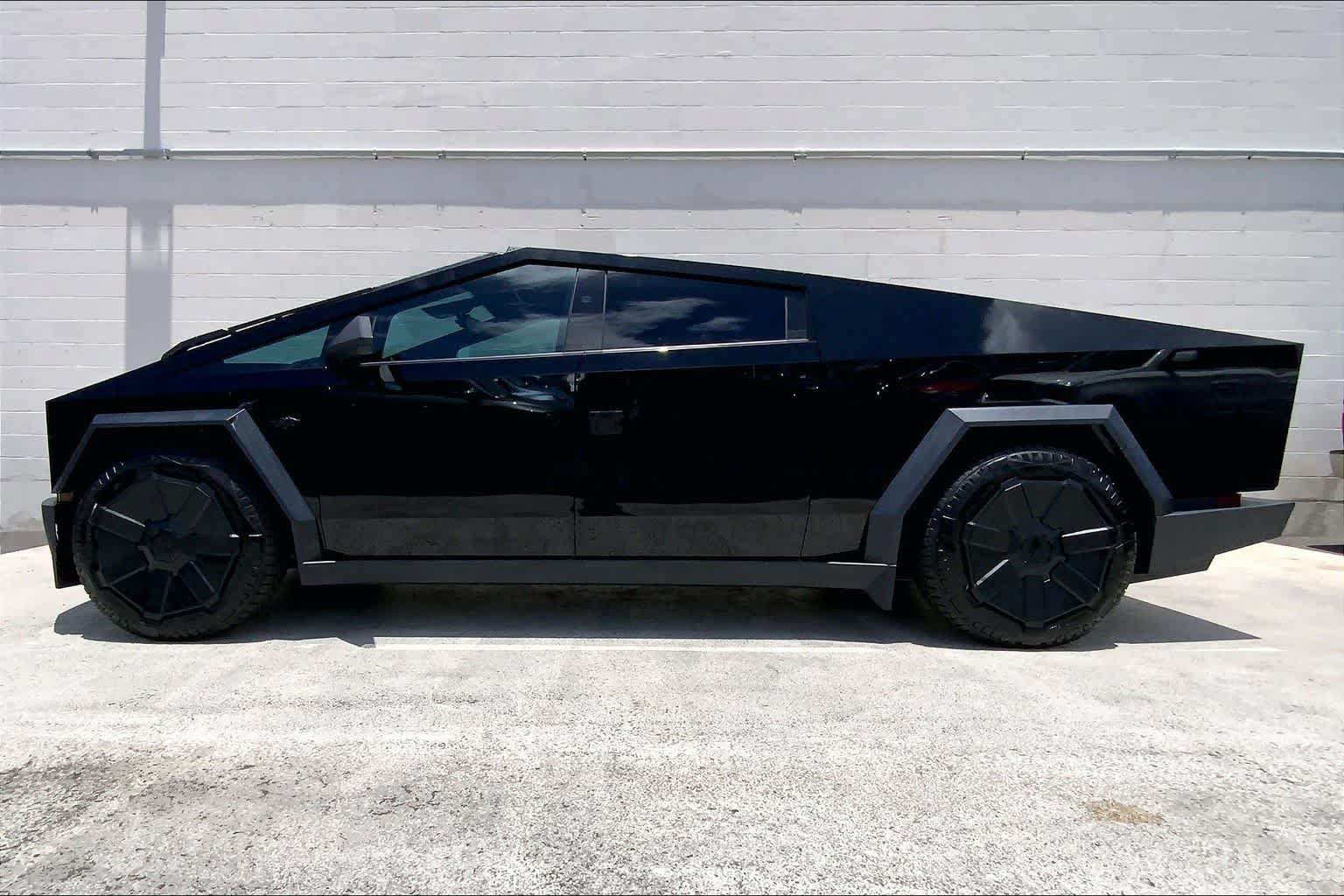 Used 2024 Tesla Cybertruck Cyberbeast AWD/4WD image 3