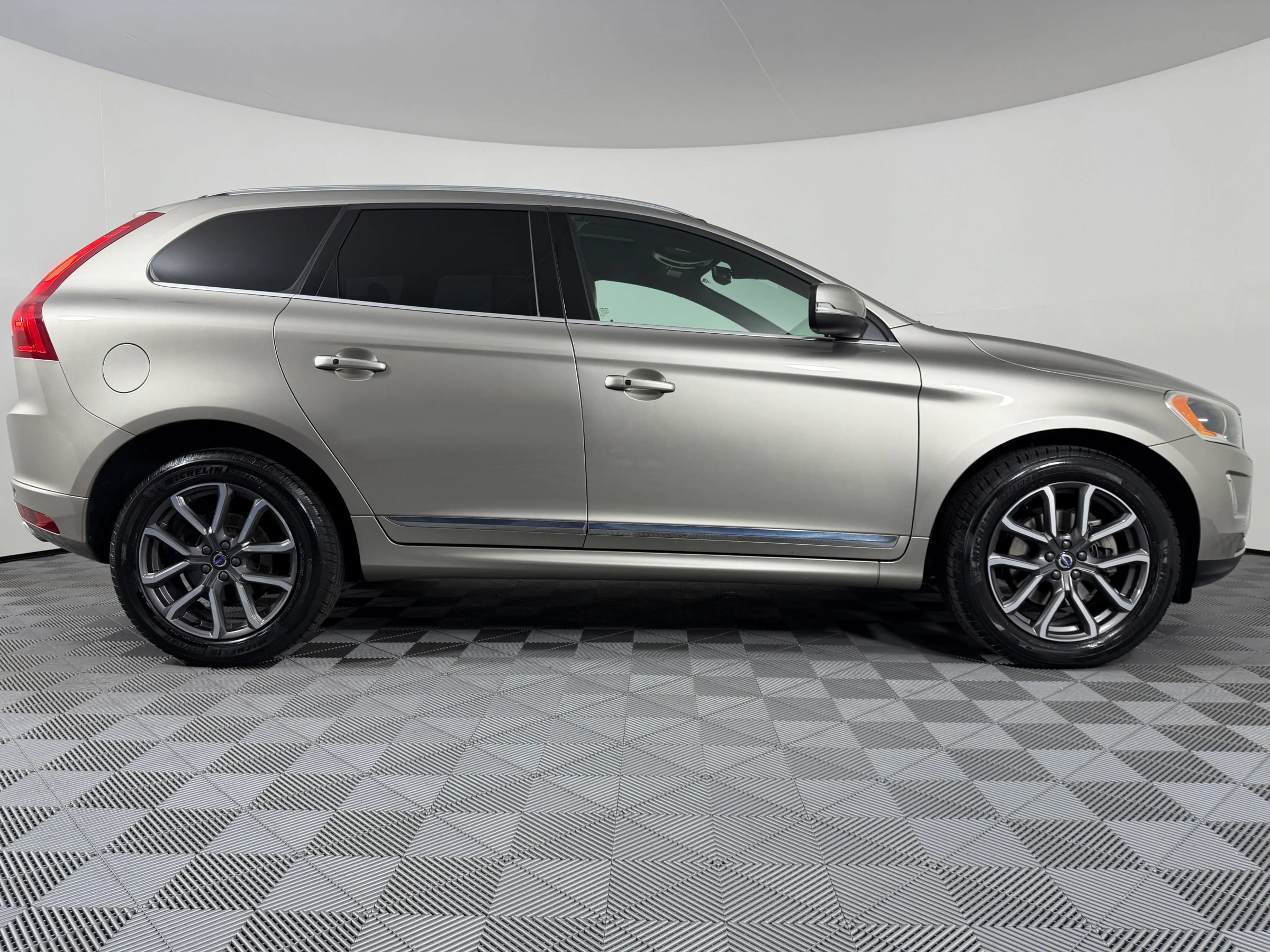 Used 2016 Volvo XC60 T6 Platinum FWD image 30