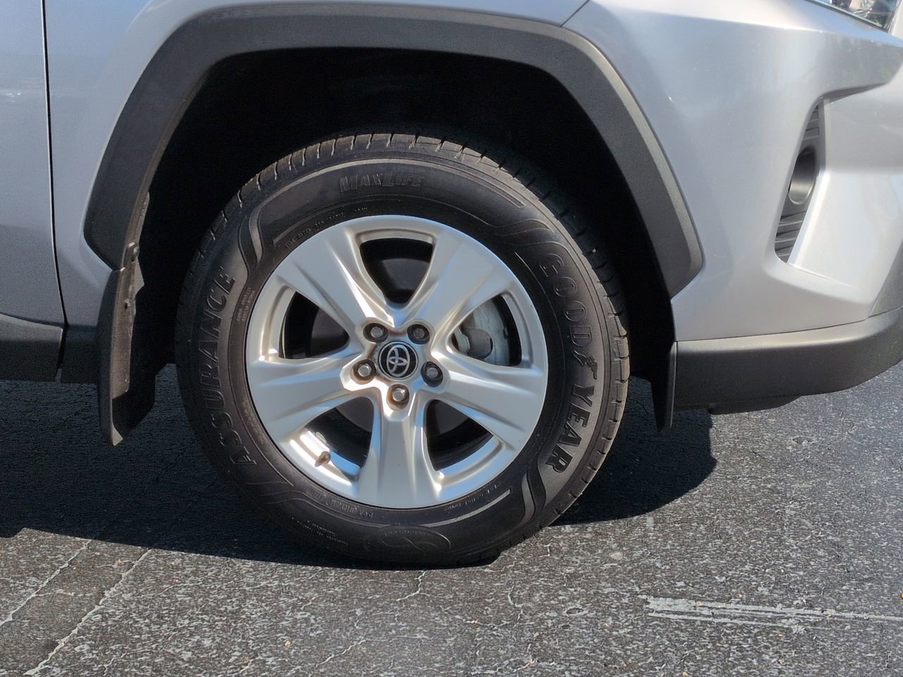 Used 2021 Toyota RAV4 XLE AWD/4WD image 11