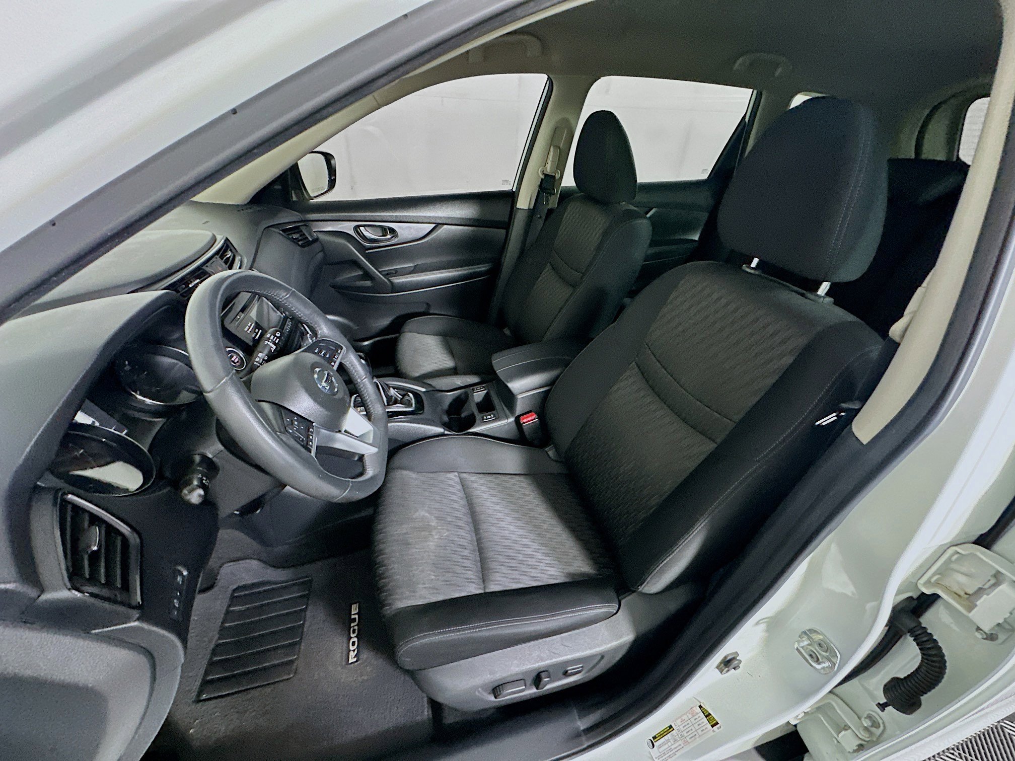 Used 2017 Nissan Rogue SV image 13