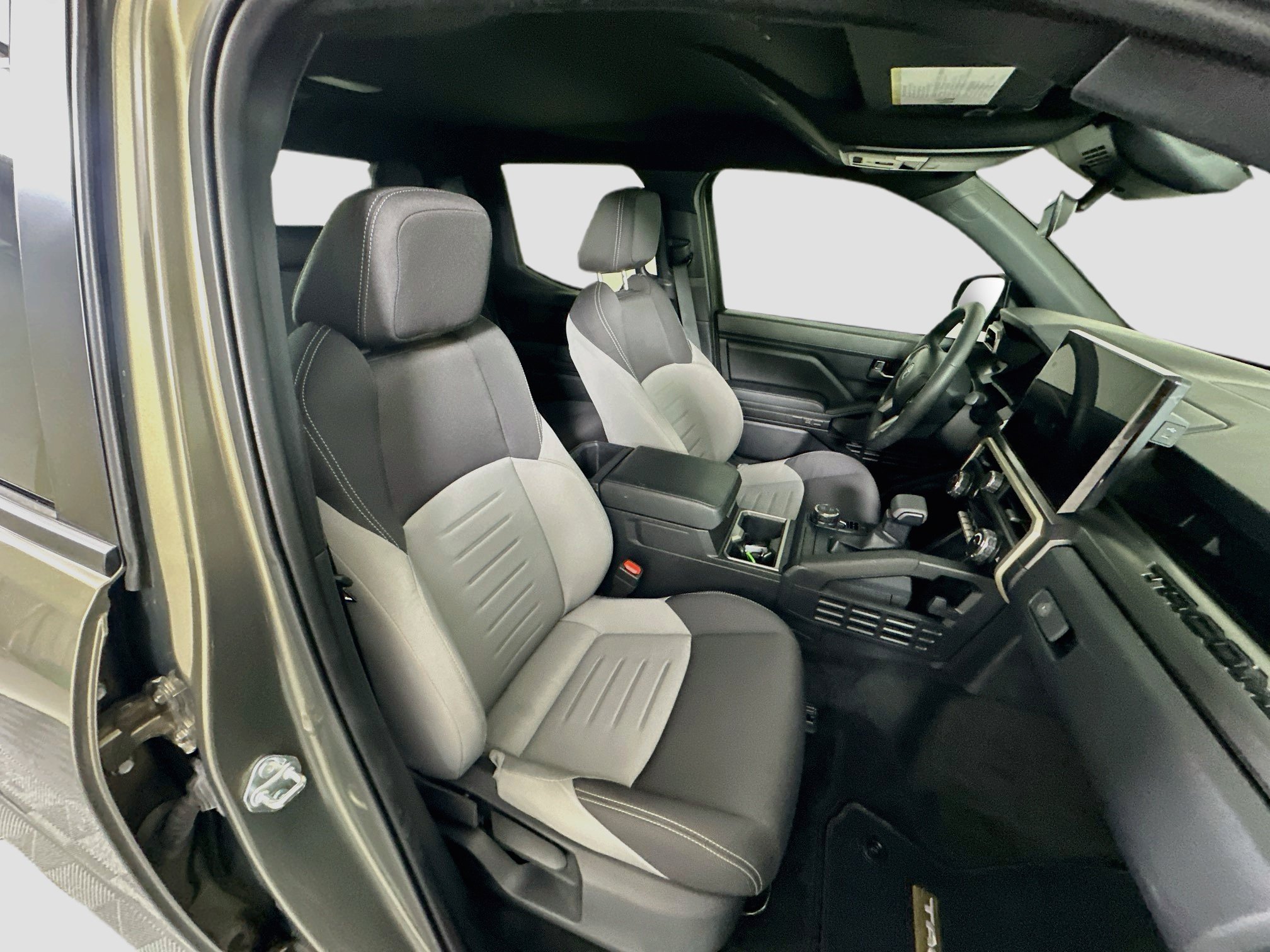 Used 2025 Toyota Tacoma TRD Sport AWD/4WD image 30