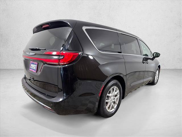 Used 2025 Chrysler Pacifica Select FWD image 3