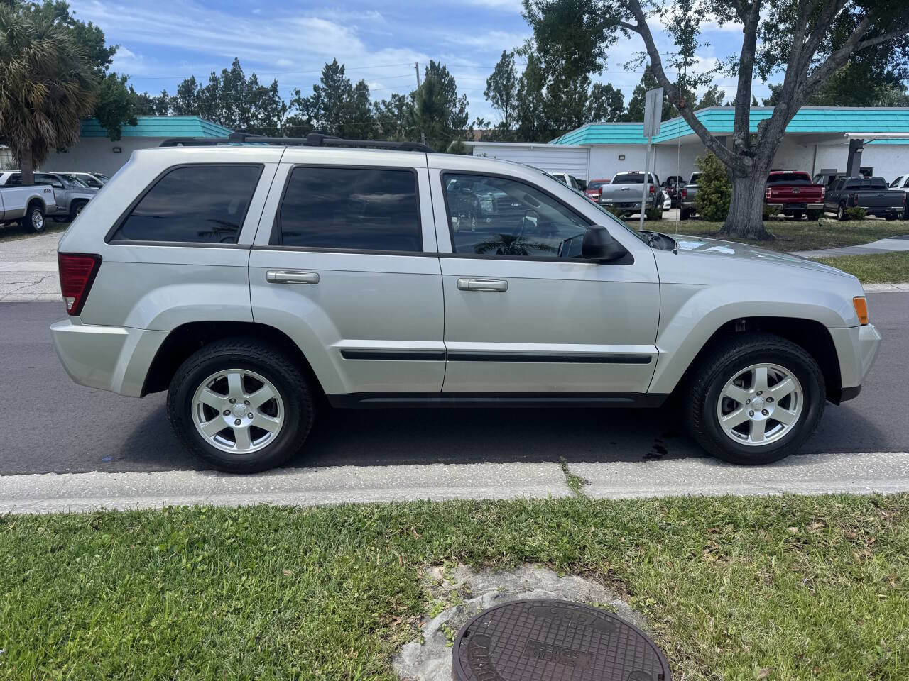 Used 2009 Jeep Grand Cherokee Laredo AWD/4WD image 8