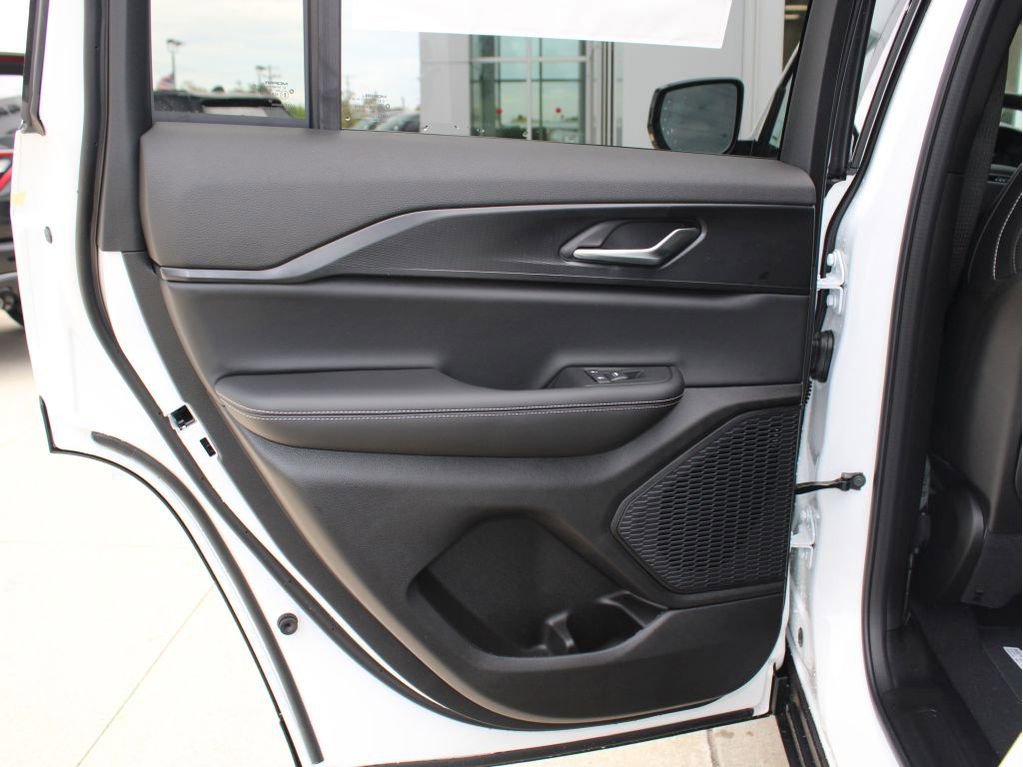 New 2025 Jeep Grand Cherokee Altitude image 23