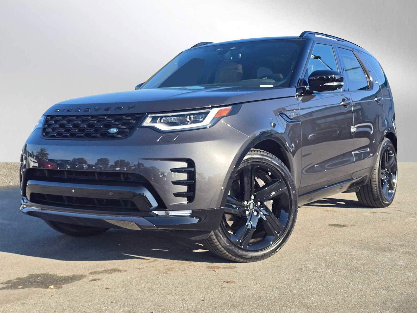 New 2025 Land Rover Discovery Dynamic SE image 1