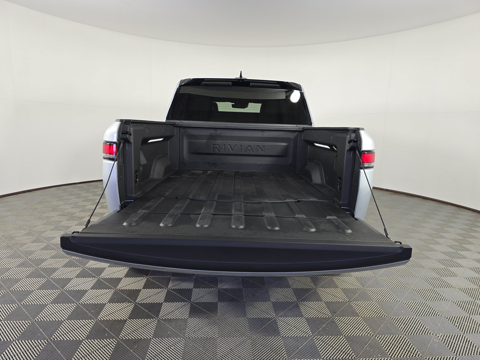 Used 2024 Rivian R1T Adventure AWD/4WD image 15