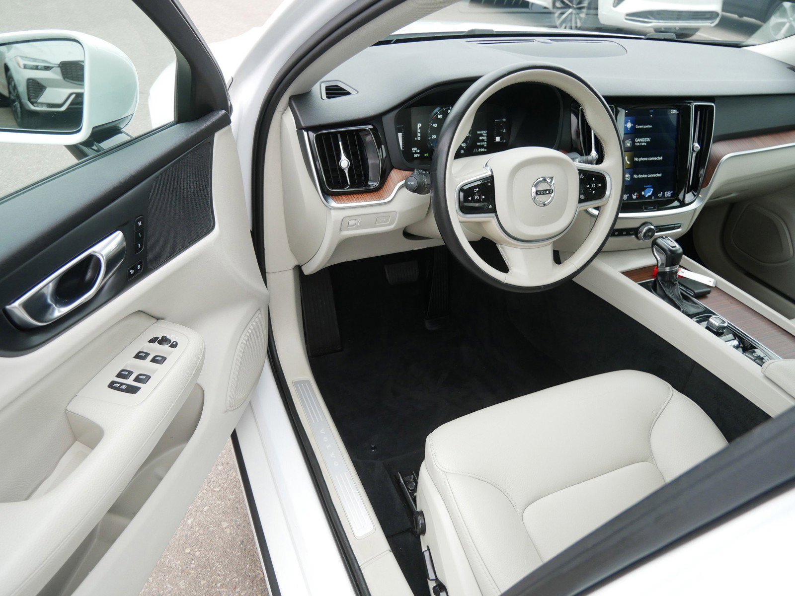 Used 2019 Volvo S60 T6 Momentum w/ Premium Package image 10