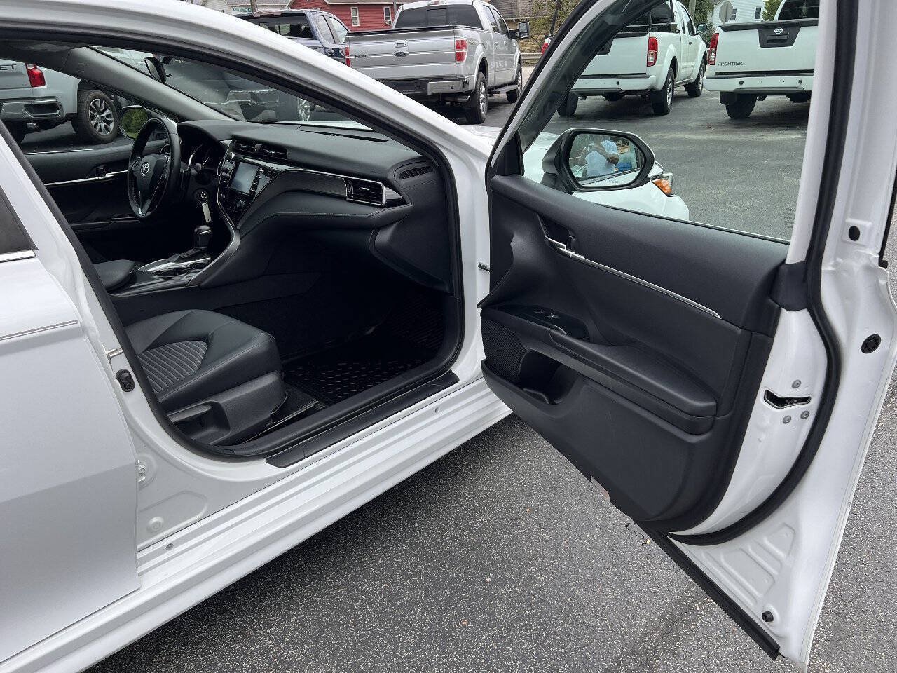 Used 2019 Toyota Camry SE FWD image 27