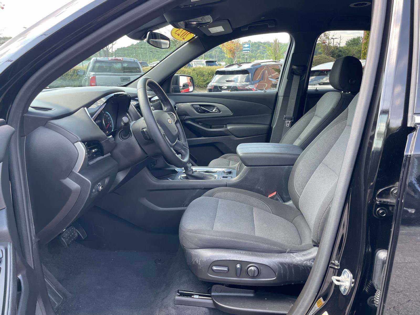Used 2023 Chevrolet Traverse LT FWD image 4