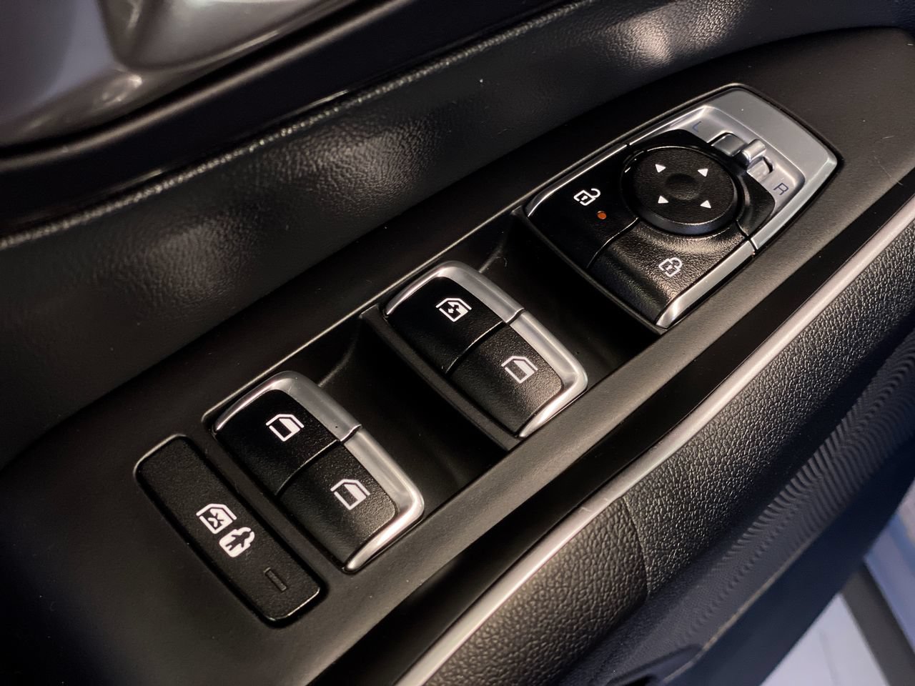 Certified 2025 Kia Sorento LX FWD image 18