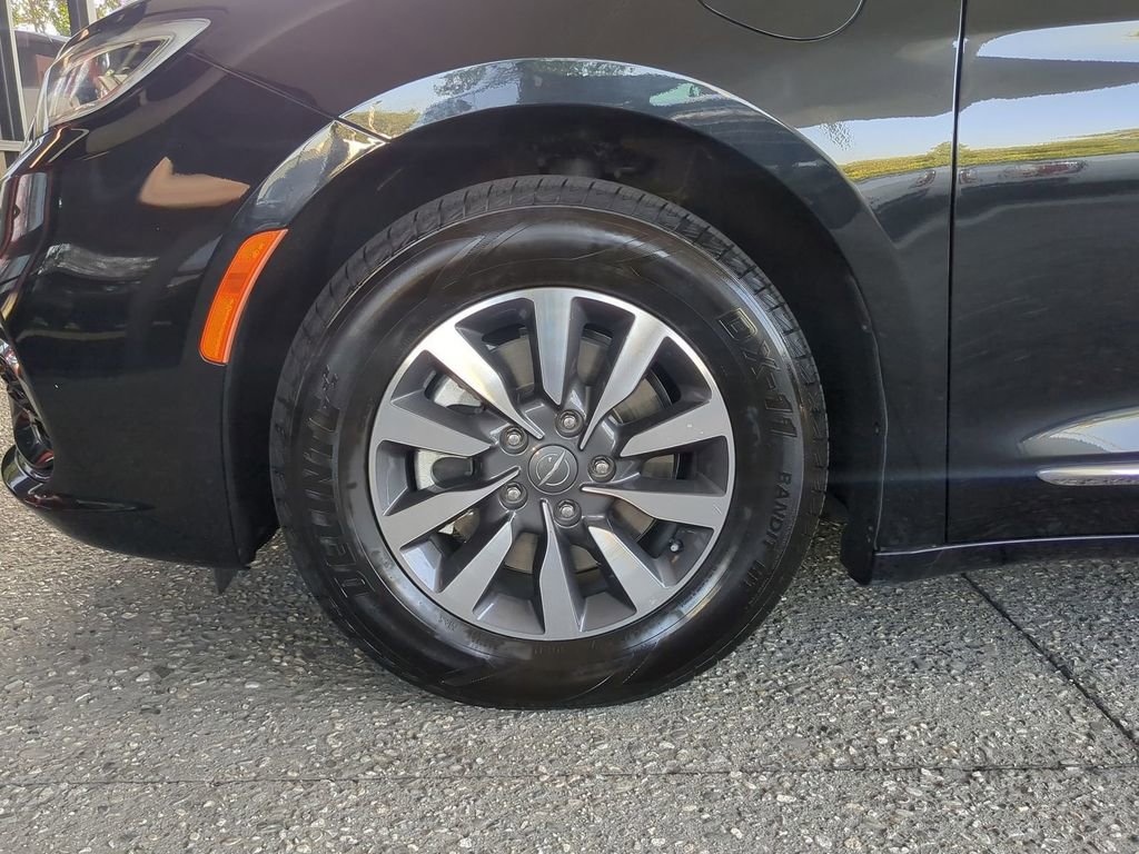 Used 2023 Chrysler Pacifica Limited image 35