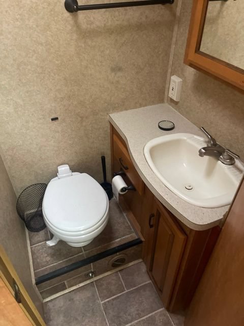 Used 2011 Ford E-450 and Econoline 450 Super Duty w/ Motorhome Prep Pkg RWD image 7
