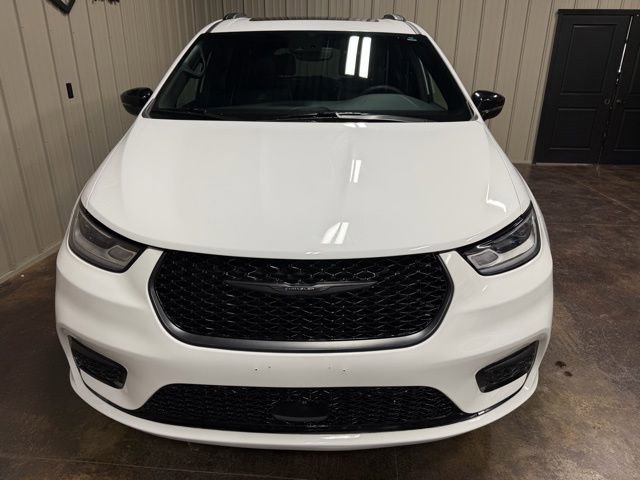 Used 2025 Chrysler Pacifica Limited image 2