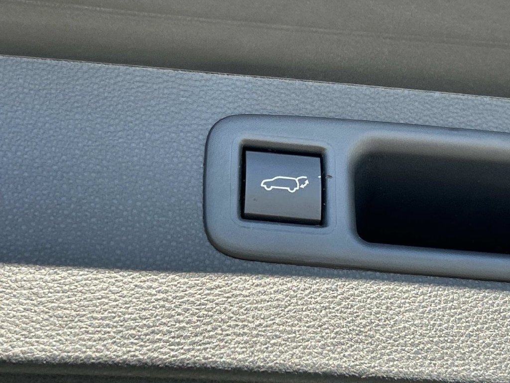 Used 2024 Toyota Highlander LE FWD image 12