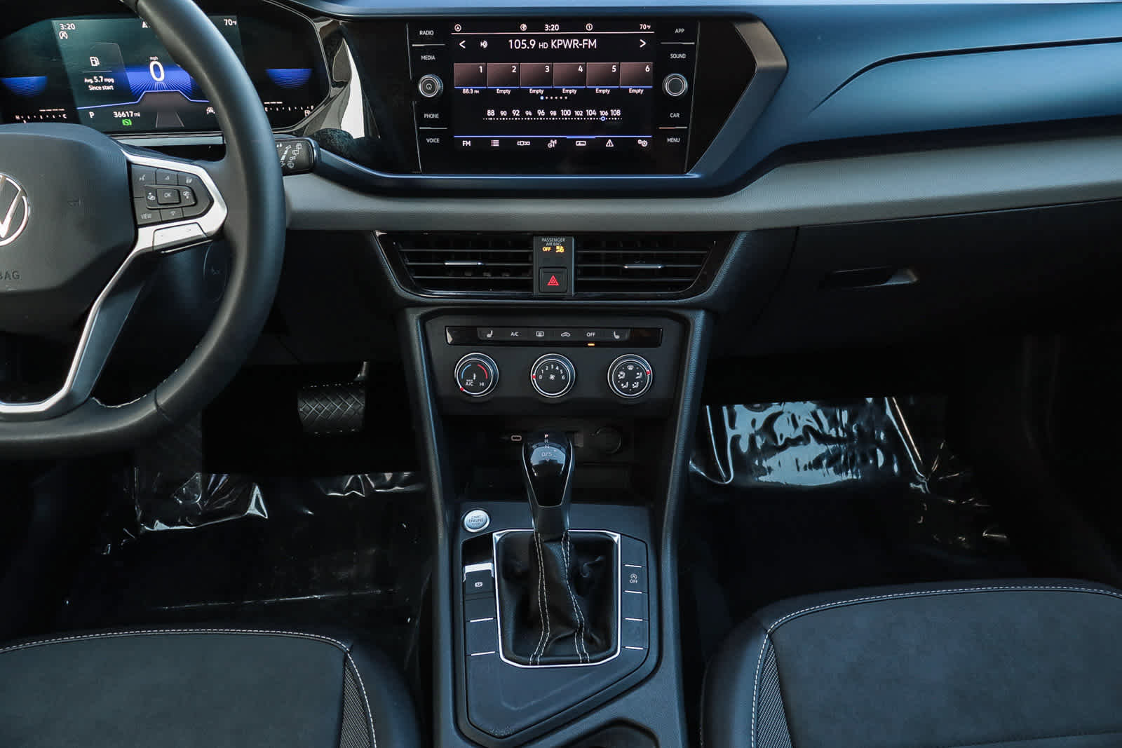 Used 2022 Volkswagen Taos SE w/ Panoramic Sunroof Package image 13