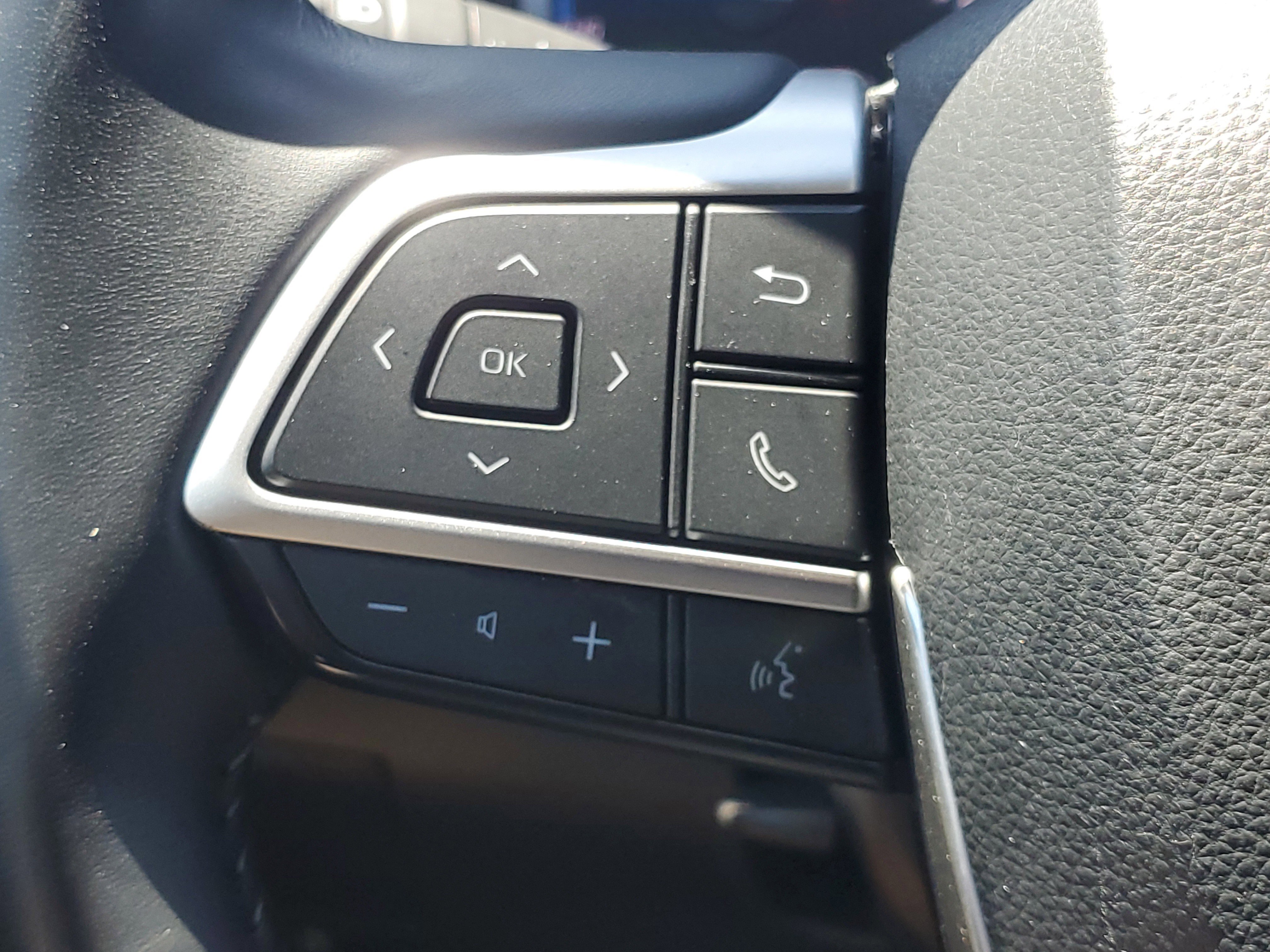 Used 2022 Toyota Highlander XLE FWD image 24