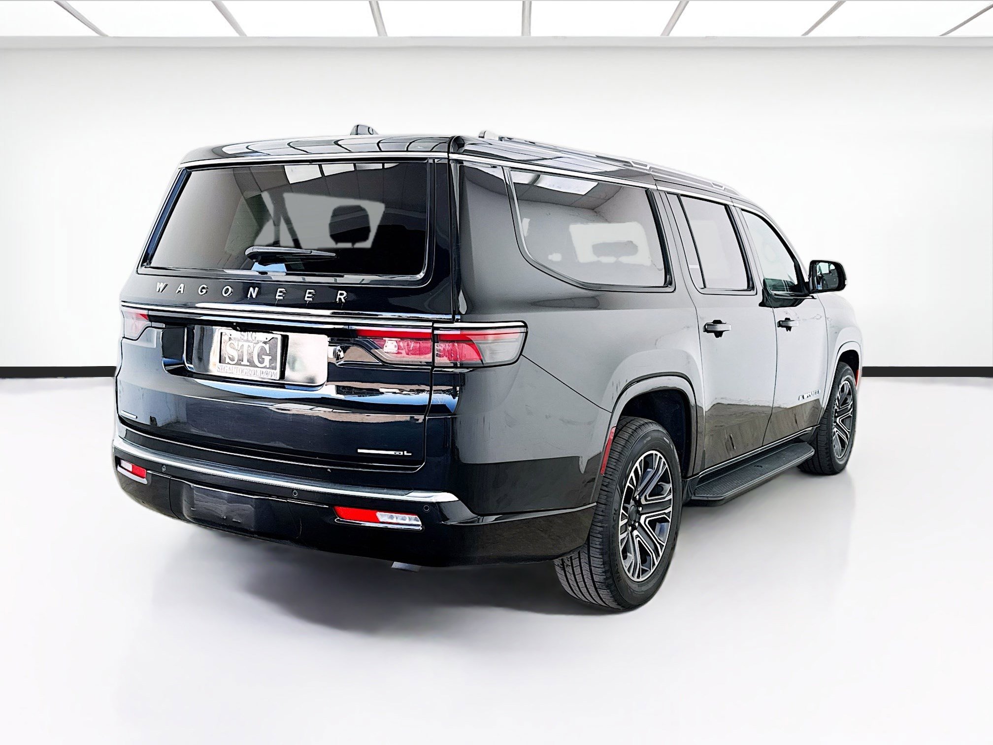Used 2023 Jeep Wagoneer L Series II AWD/4WD image 4