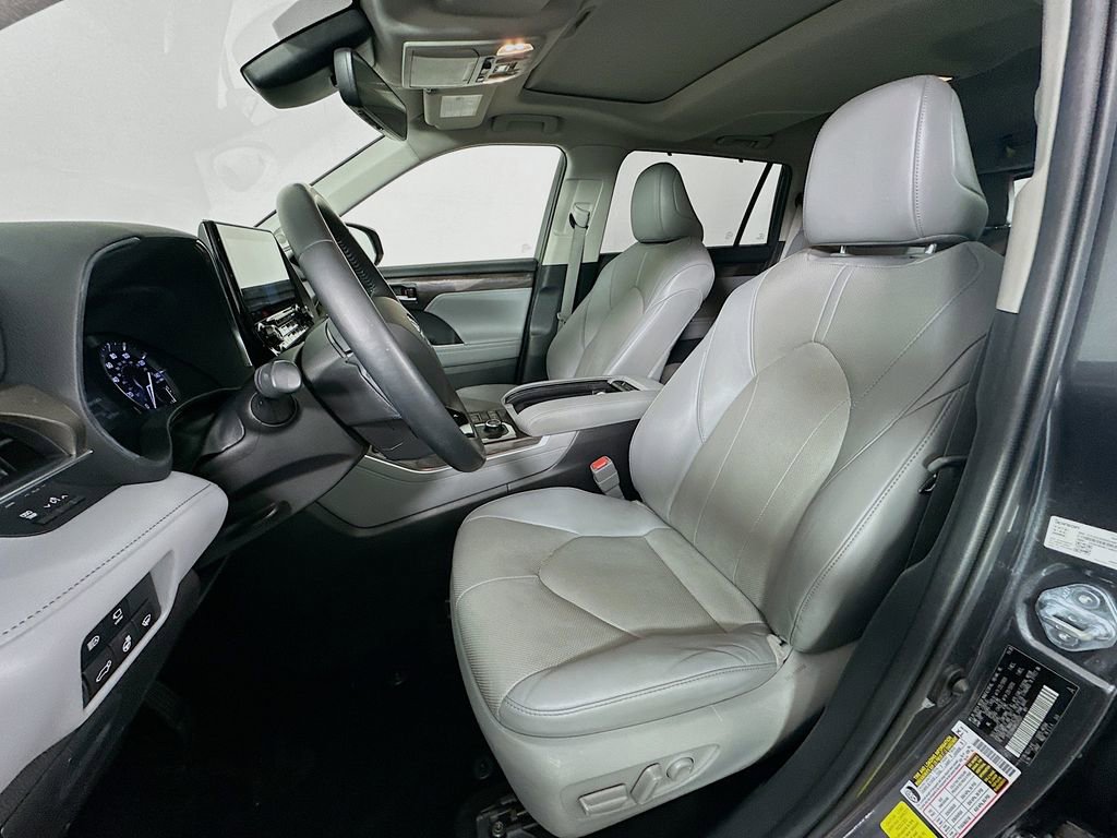 Used 2021 Toyota Highlander Limited image 21