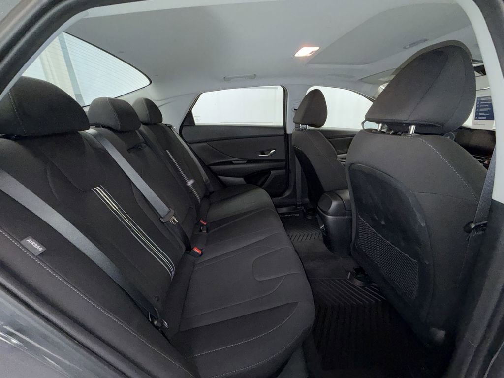 Used 2025 Hyundai Elantra SEL image 13