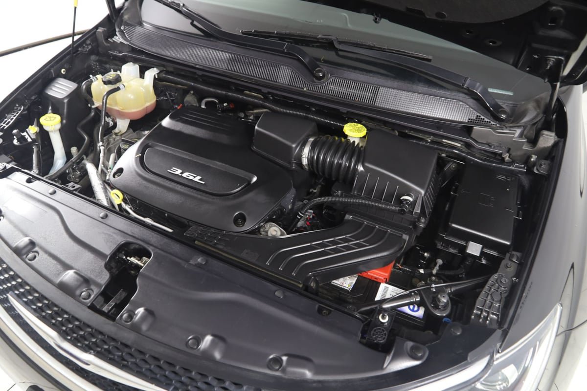 Used 2018 Chrysler Pacifica Touring-L FWD image 18