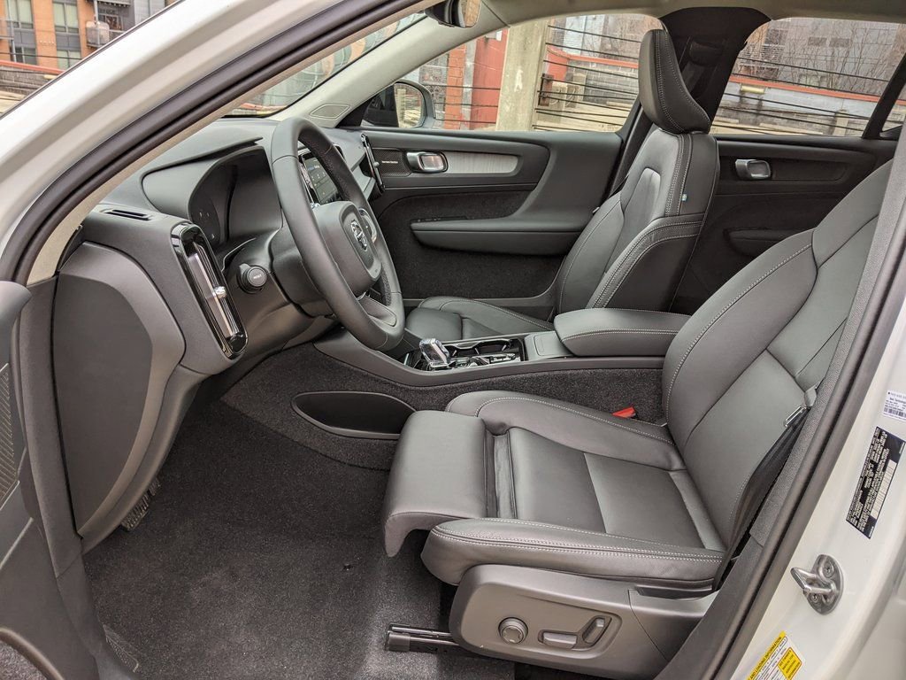 Certified 2025 Volvo XC40 B5 Ultra w/ Climate Package image 11