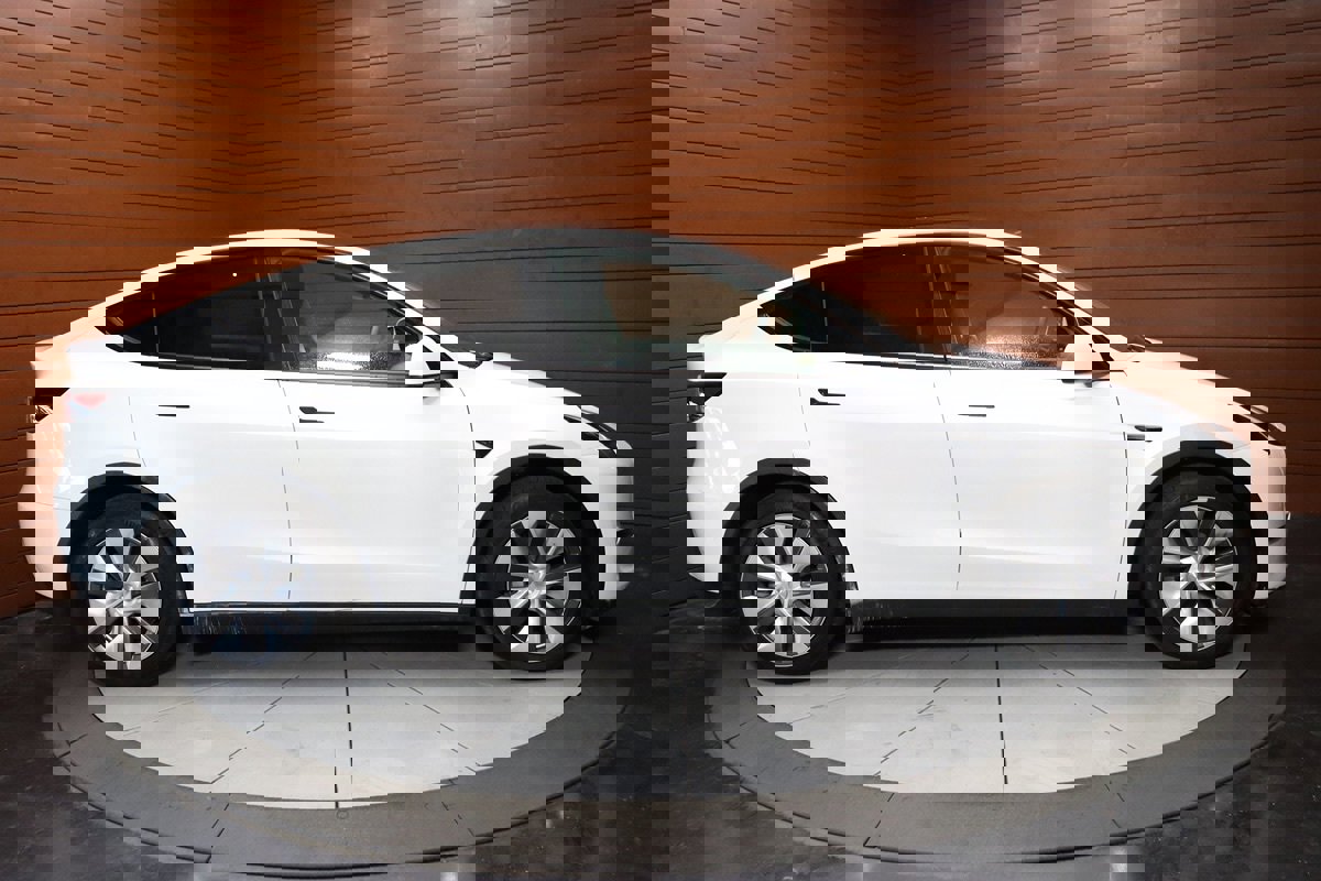 Used 2023 Tesla Model Y Long Range image 17